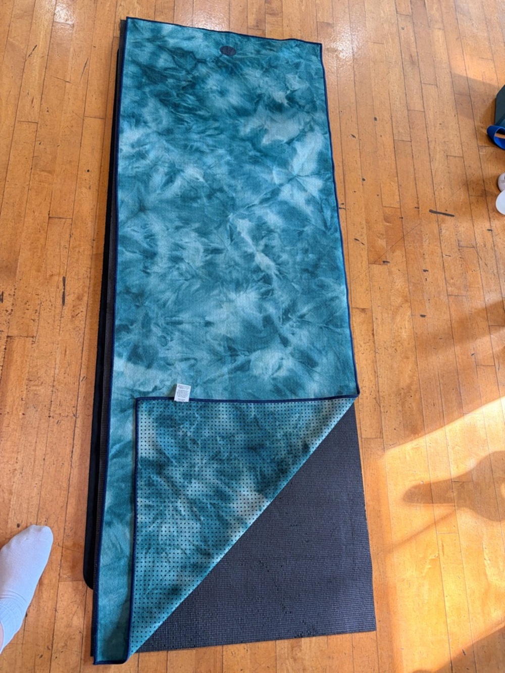 Manduka Yogitoes Skidless Technology Grip Hot Yoga Towel Mat Dry Tie Dye Green - Picture 2 of 4